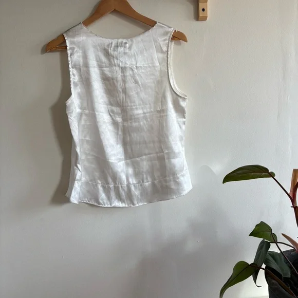 Vintage-Inspired Silky Floral Embroidered Tank (Size M) - Picture 5 of 5